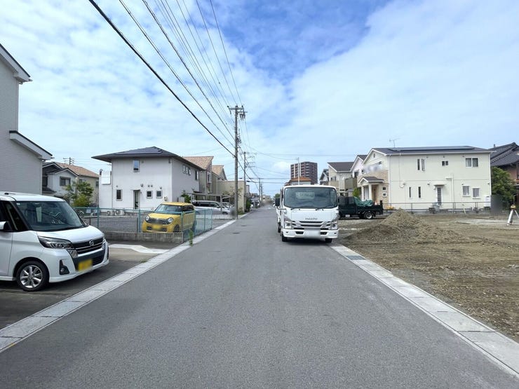 ◇前面道路◇
南側に面する道路は約6mです。交通量は多くなく、間口も広く作られているので駐車が苦手な方でも安心ですね。