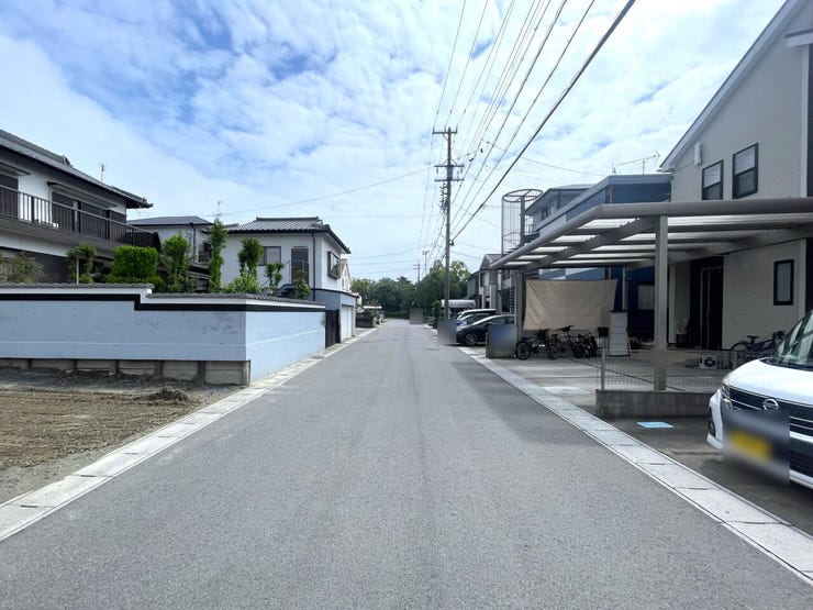 ◇前面道路◇
駐車スペースは並列3台可能です。来客時や、将来、車を買い足す場合にも安心です。ゆとりある駐車スペースは生活スタイルに合わせて柔軟に対応できますね。自転車やバイクなども置いていただけます