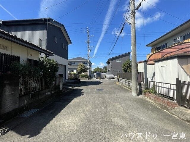 ≪南側西向き 幅約6.0m≫
道路幅が広いので、向かいの住宅とも距離があるため日当たりも確保しやすいです。