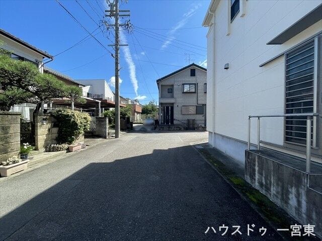 ≪南側東向き 幅約6.0m≫
車がすれ違うのに十分な道幅です。車が2台と通行人も通れる幅となっています。