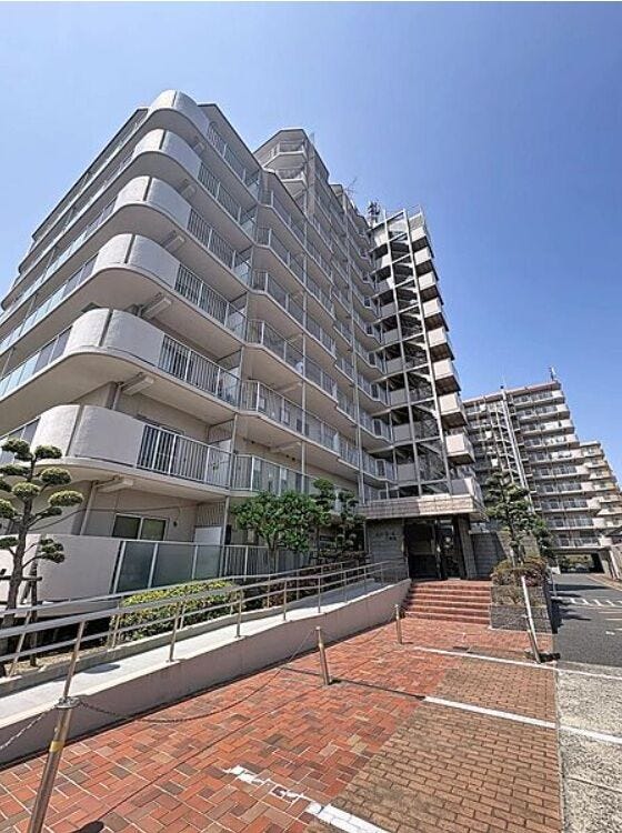 【外観】
【最上階×三方角住戸】南・東・西向きで陽当たり・眺望・通風良好なプレミアムな住空間。大切なペットと暮らせる安心の管理体制(長期修繕計画あり・飼育細則あり)で、快適な新生活を始められます♪