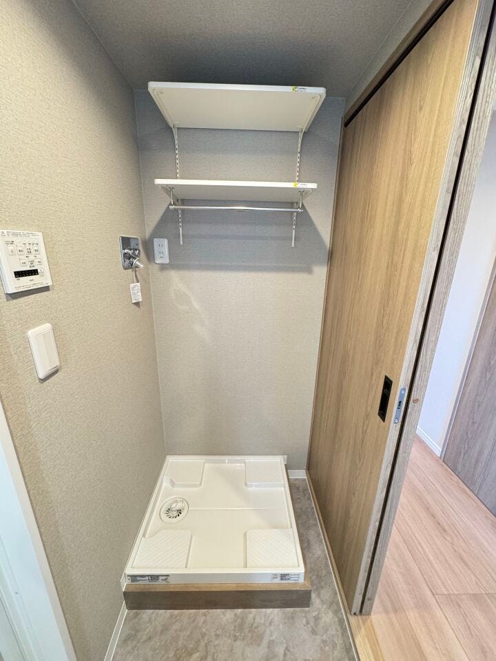 《洗濯機置場》
上部棚付き♪洗剤やタオルのストック置き場等に便利!