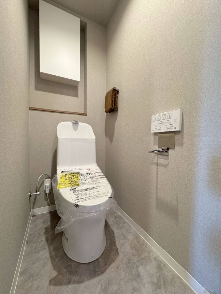 《トイレ》
ウォシュレット付きトイレです。
上部収納あり!ストック品や掃除用品の収納に♪
凹凸が少なくお掃除しやすいデザインです。