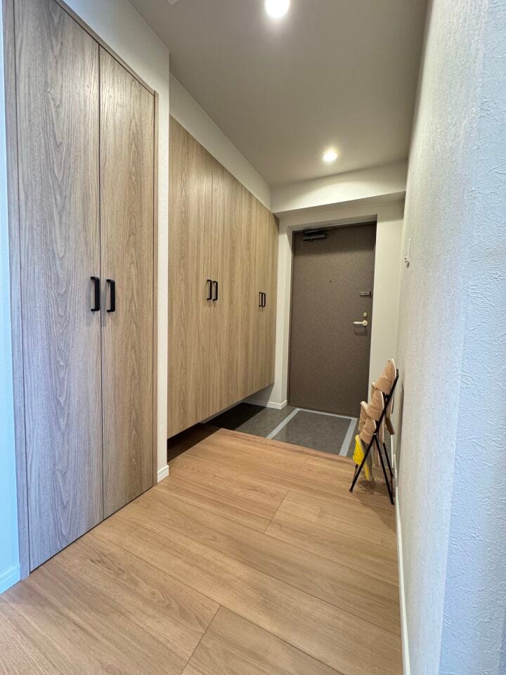 《玄関》
みなさまをお迎えする玄関。
シンプルな内装で落ち着いた印象です。
シューズクローゼットがあり収納スペースをしっかりと確保。