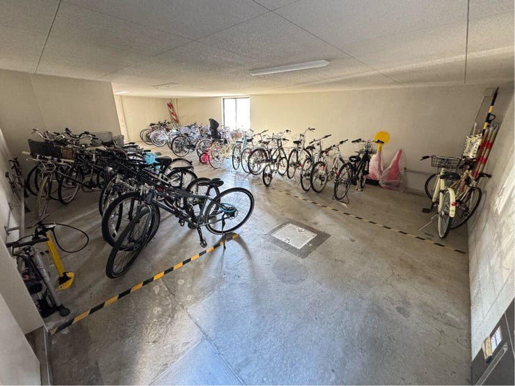 《屋内駐輪場》
自転車を雨・雪・外部からの盗難から守ってくれます。