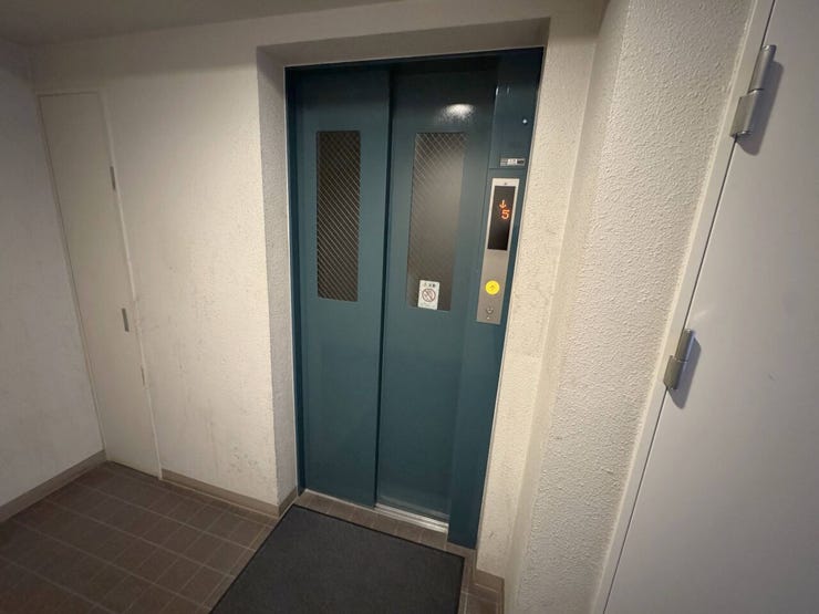 《エレベーター》