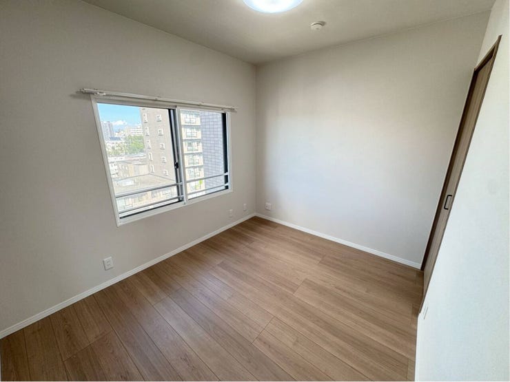 《洋室2》
約5.7帖のお部屋です。こども部屋にもおすすめ♪
クローゼットもございます。