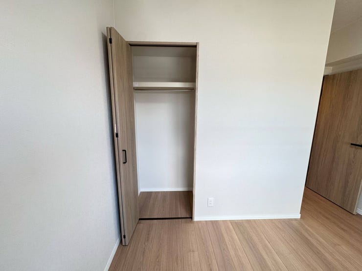 《クローゼット》
クローゼットあり。すっきり収納可能です。
収納家具が不要でお部屋をより広々お使いいただけます。