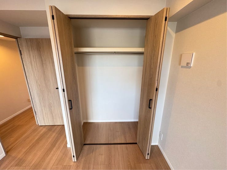 《クローゼット》
各部屋に収納スペースを確保しており、お部屋をすっきりとお使いいただけます。