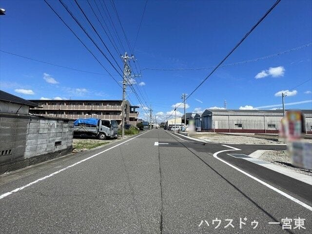 【西側北向き】幅員約9mの前面道路です。引越し業者のトラックも問題なく停めて置くことが出来る道幅です。