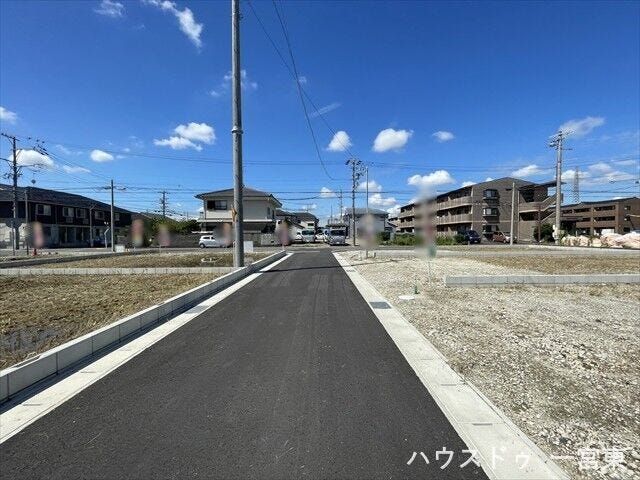 【南側西向き】幅員約4mの前面道路です。車がすれ違うには厳しい道幅ですが、車はスピードを抑えて走行するので、お子様にも安全な道幅となっています。