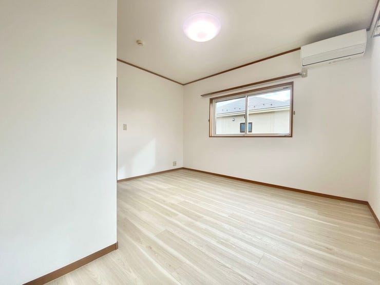 白を基調とした清潔感のある洋室。壁面が広く家具を配置しやすいため、寝室や子ども部屋などに活用できます♪