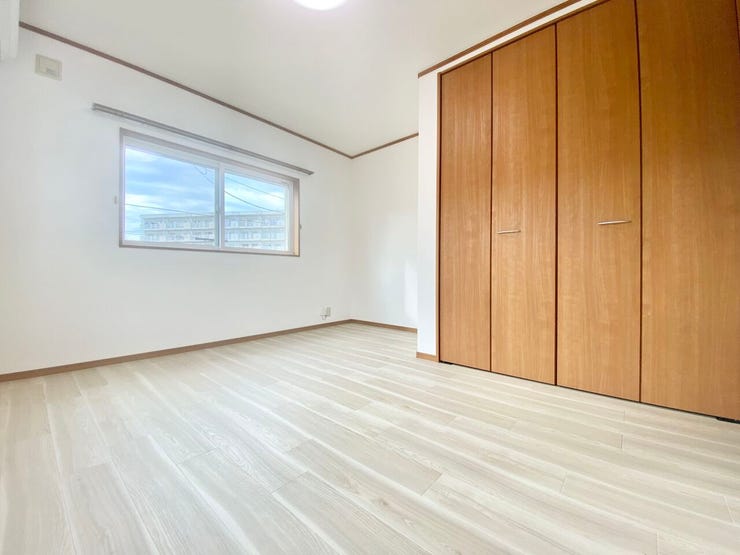 クローゼットを備えた洋室。収納家具を増やしすぎずに済み、室内をすっきりと使えるのが魅力です♪