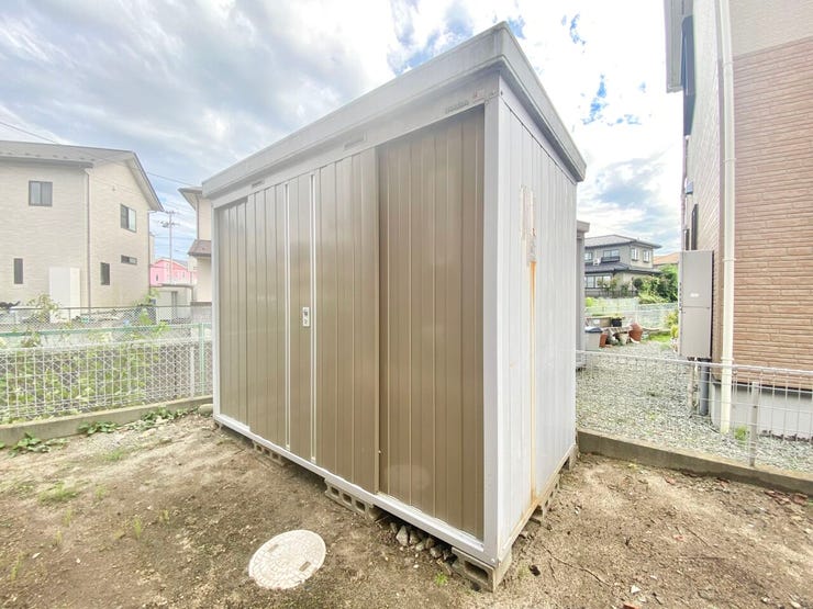 敷地内には屋外物置を設置。タイヤやアウトドア用品、ガーデニング用品などの保管に便利です♪