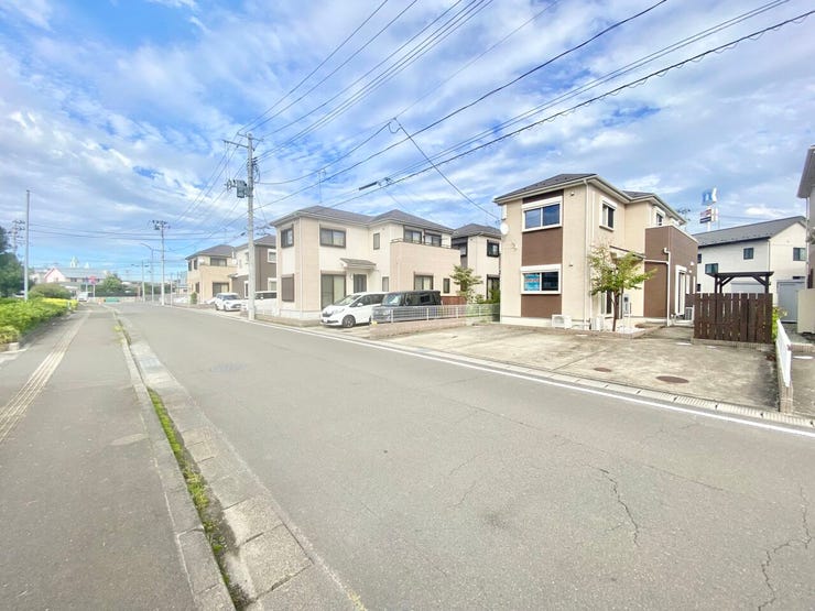 前面道路は幅員にゆとりがあり、車の出し入れもスムーズ。周辺は戸建住宅が建ち並ぶ、整った街並みです♪
