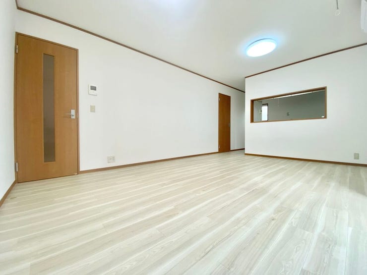 縦長で家具の配置を考えやすい約16帖のLDK。キッチンから室内を見渡しやすく、家族の様子を確認できます♪
