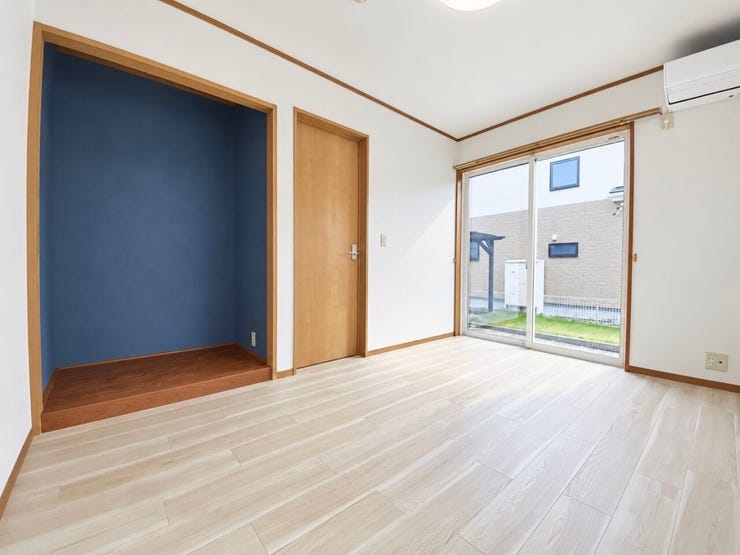 1階洋室はLDKを通らずに出入りでき、客間や仕事部屋にもおすすめ。収納スペースも備えています♪
