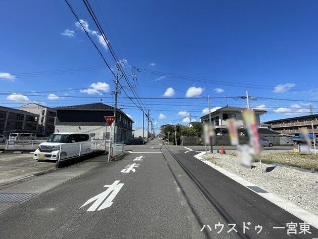 【南側西向き】幅員約6mの前面道路です。角地のため採光・通風ともに良好です。