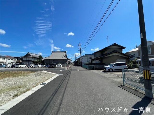 【南側東向き】幅員約6mの前面道路です。道路幅にゆとりがあるので、車種を選びません。大きめの車を乗りたい方にもオススメです。