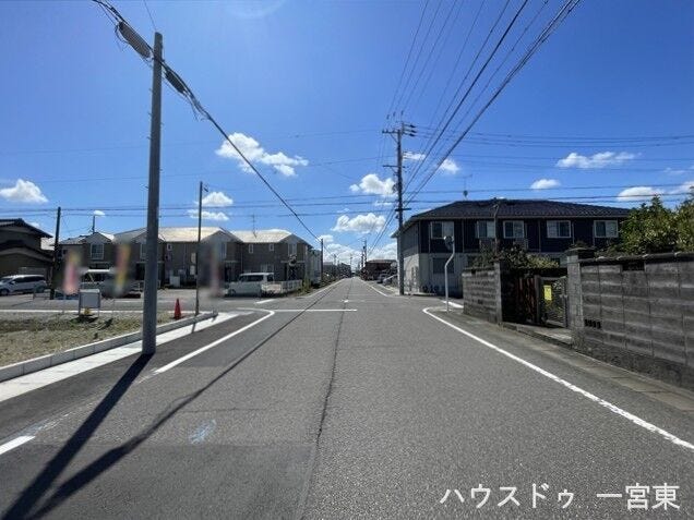 【西側南向き】幅員約9mの前面道路です。広々としていて、街並みが開放的で圧迫感がありません。