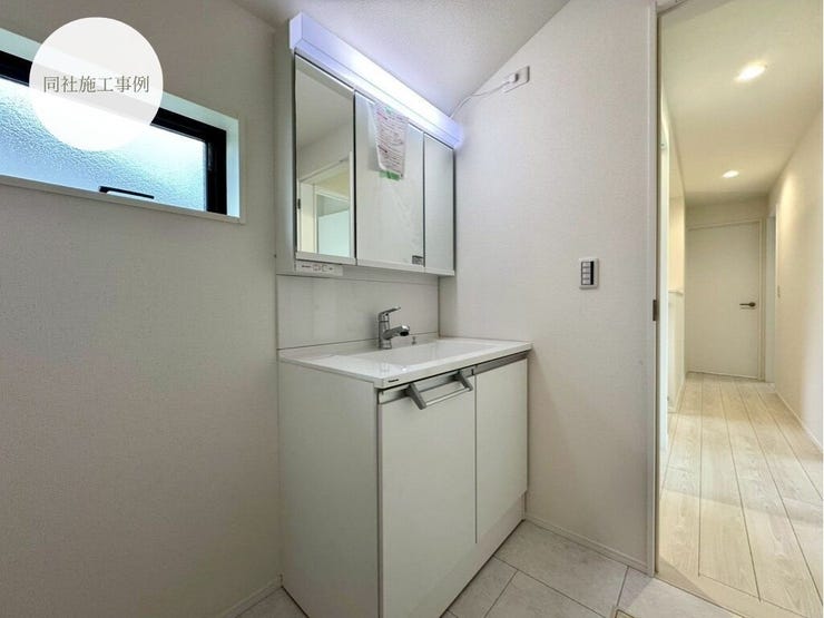 【Washroom】毎朝の準備がスムーズに。広めの洗面台と収納が使いやすい洗面所です。