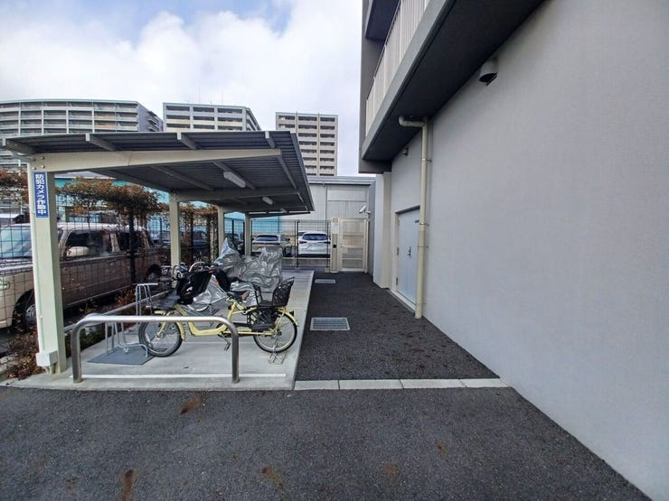屋根付きの駐輪場があり、自転車を快適に保管できます