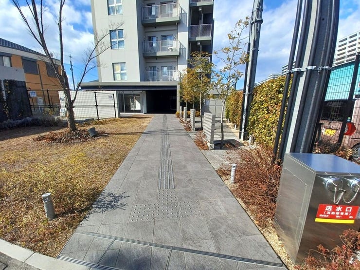 住まいへ向かうアプローチが、落ち着いた雰囲気で迎えてくれます