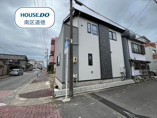 2色のコントラストが美しいオシャレな外観です◎内覧できる日が楽しみですね!スーパーまで徒歩約3分と、お買い物も歩いてらくらくです◎