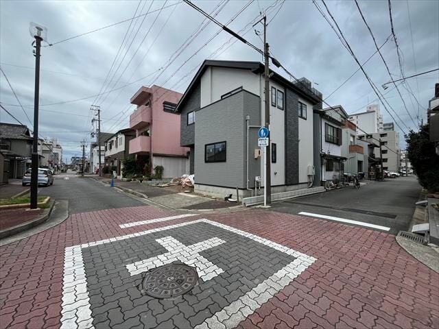 北東角地に面する前面道路です。交通量も少ないので、お子様も安心ですね。