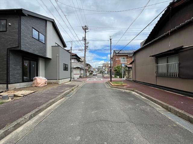 駐車場に面する東側前面道路です。南方面への一方通行ということもあり、車の通りも多くなく駐車がしやすいです。