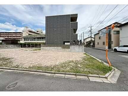 【外観】
南西の角地で、駐車が楽々です!お家の外観写真は準備中です!