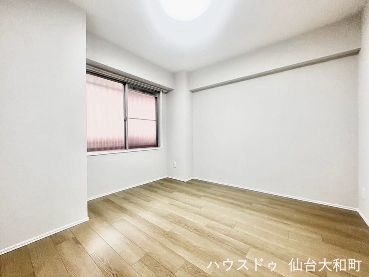 シンプルな内装で使い勝手の良い洋室。寝室やワークスペースなど、ライフスタイルに合わせて活用できます。