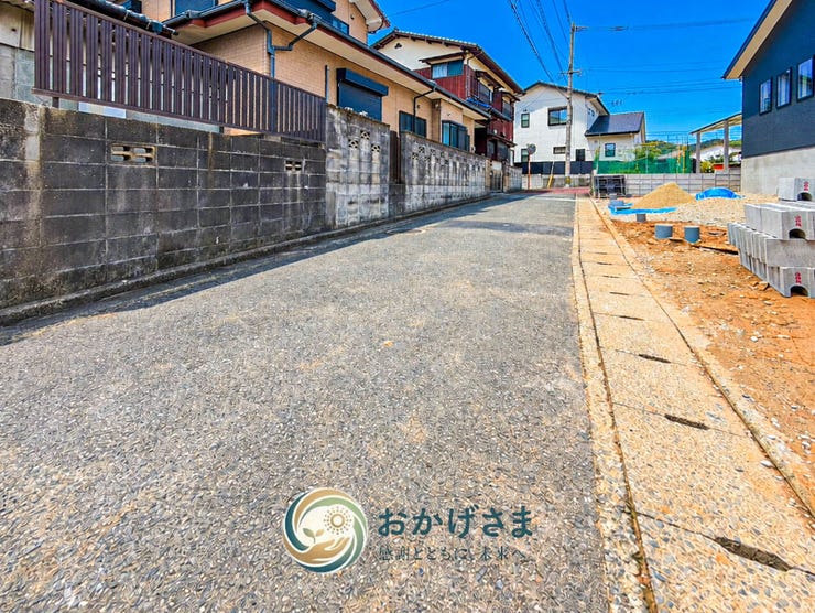 【前面道路】
舗装の整ったフラットで車通りの少ない前面道路。落ち着いた環境で、お車の出入りもスムーズに行えます。