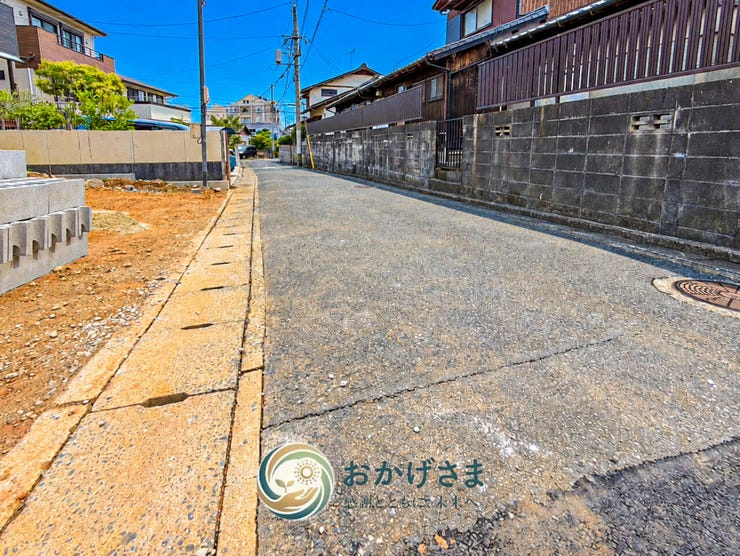 【周辺環境】
青空のもと閑静な住宅街が広がる穏やかな環境。見通しの良い道路に面しており、日々の移動も安心です。