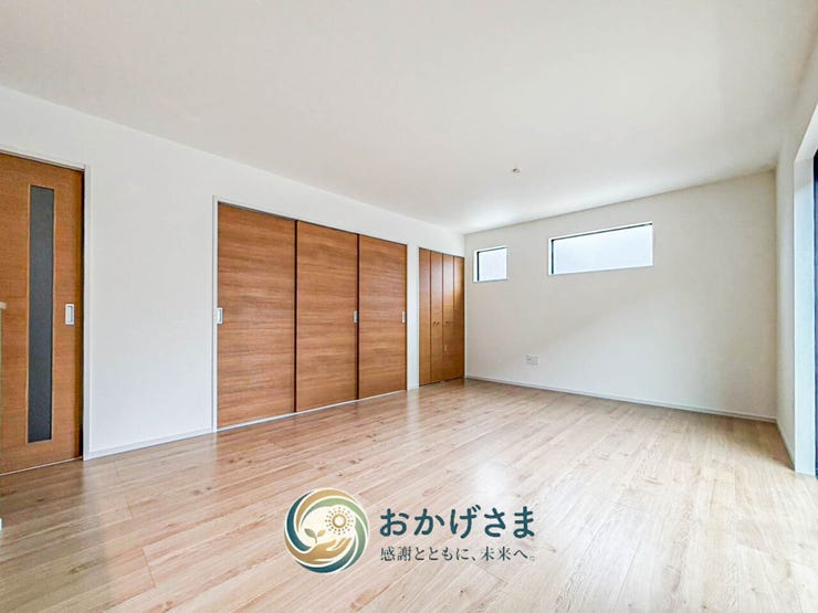 【周辺環境】
青空のもと閑静な住宅街が広がる心地よい生活環境。前面道路は平坦で、毎日の徒歩移動や自転車移動も快適です。