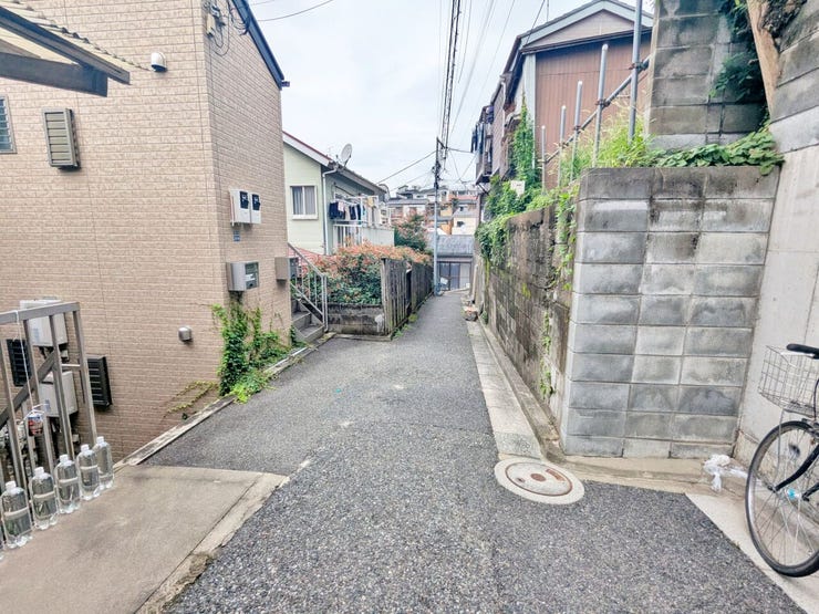 周辺の道を見渡した一枚です。曲がり角や家並みとの位置関係を確かめながら、現地まで歩いてみませんか。
