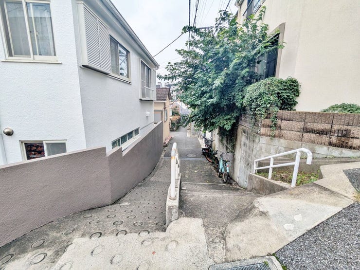周辺には階段と傾斜のある通路が見られます。日々歩く道として、足元や通りやすさも確認しておきたいですね。
