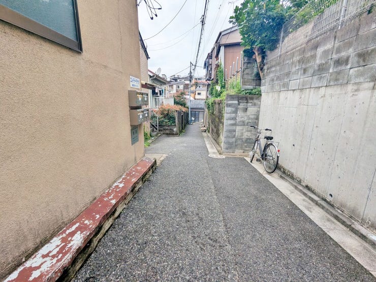 住宅の間を通る道の様子です。見学の際は現地までの道幅や高低差も確認しながら、周辺を歩いてみてください。