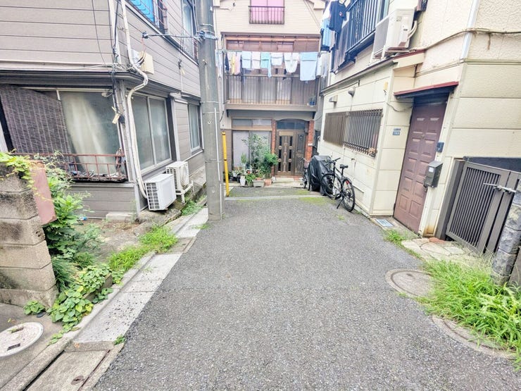 古家の前から見た道と周囲の家並みです。出入りの動線や建物同士の距離感も、現地でお確かめください。