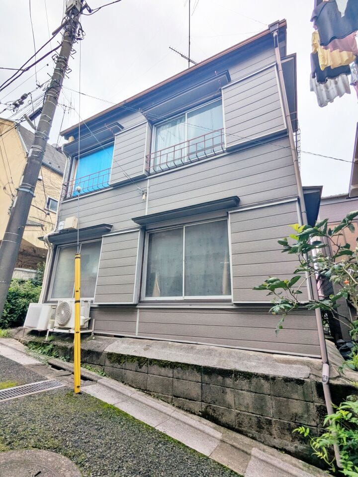 【外観写真】
現地の古家を正面から撮影。窓や外壁の様子をご覧いただけます。土地とあわせて建物の現況もお確かめください。