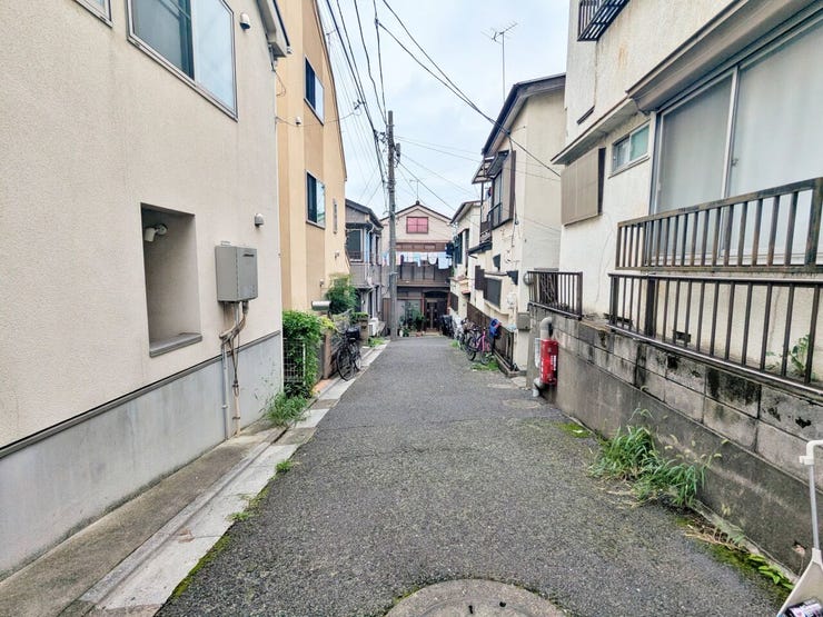 現地へ続く道の様子です。家並みや道幅を見ながら、毎日の行き帰りを思い描いてみませんか。