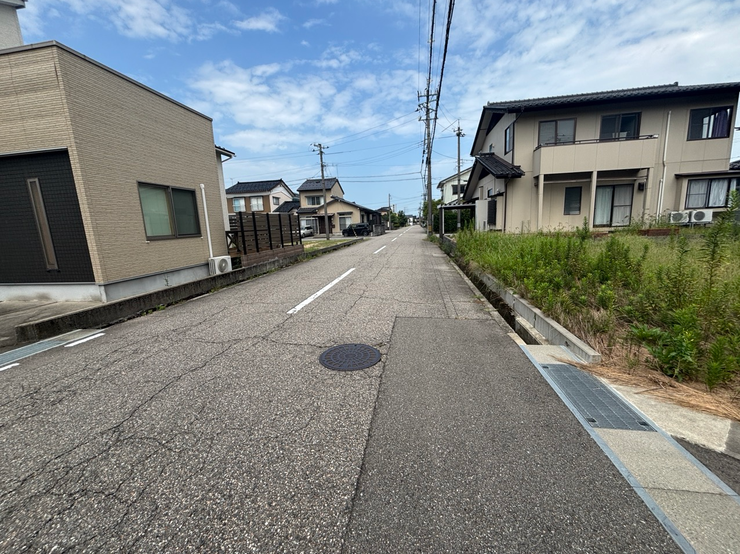 西側道路
西側・南側の道路に面した角地です。