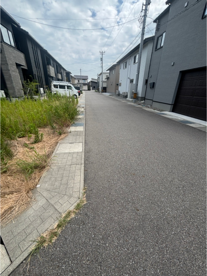 南側道路
西側・南側の道路に面した角地です。