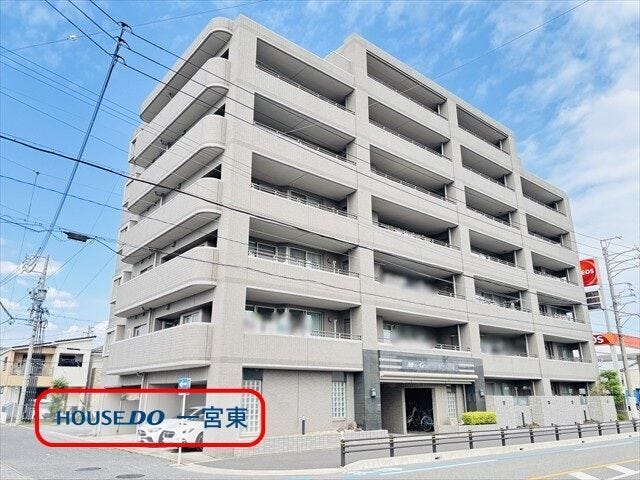 【外観】
2004年2月築のRC造りの7階建てマンションです。
交通:名鉄名古屋本線「名鉄一宮」駅 徒歩18分
学校:末広小学校 徒歩6分、中部中学校 徒歩14分
生活便利な施設も周辺に揃っています。
