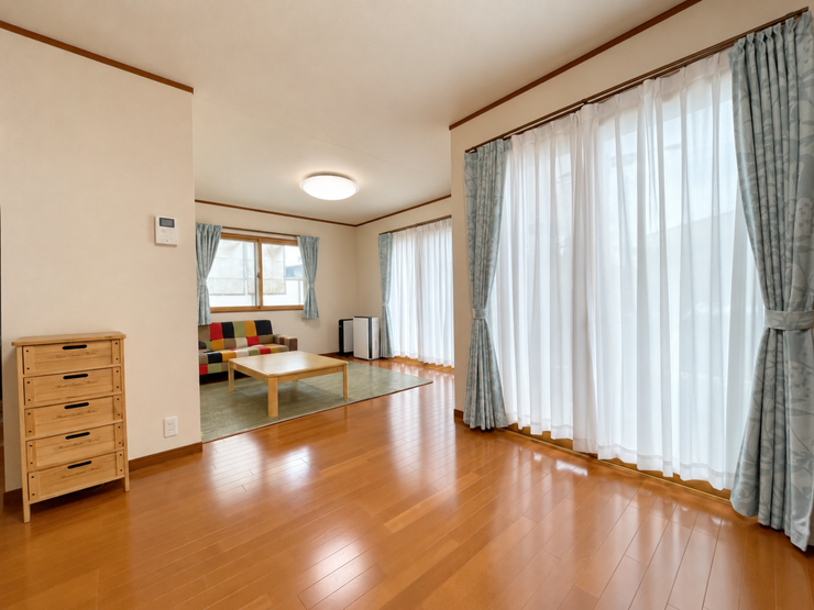 ◇約17.2帖の広々LDK♪大きな窓から光が差し込む、明るく開放的な住空間!
※掲載写真は実際の室内を撮影したもので、一部生活小物等をAI加工により補正しています。
