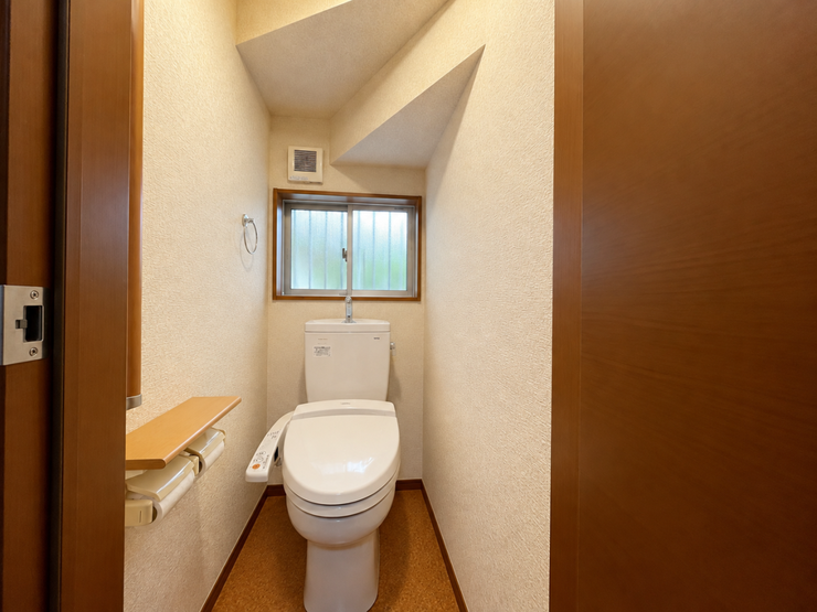 ◇1階トイレ
トイレは2か所あるので朝の忙しい時間帯や来客時も安心♪
※掲載写真は実際の室内を撮影したもので、一部生活小物等をAI加工により補正しています。