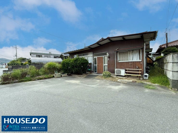 【外観】
【陽当り良好!夢が膨らむ広々敷地】
南側道路に面した173.60m2のゆとりある敷地!南側道路で陽光たっぷり、解体更地渡しなので理想のマイホーム建築をすぐにスタートできます♪