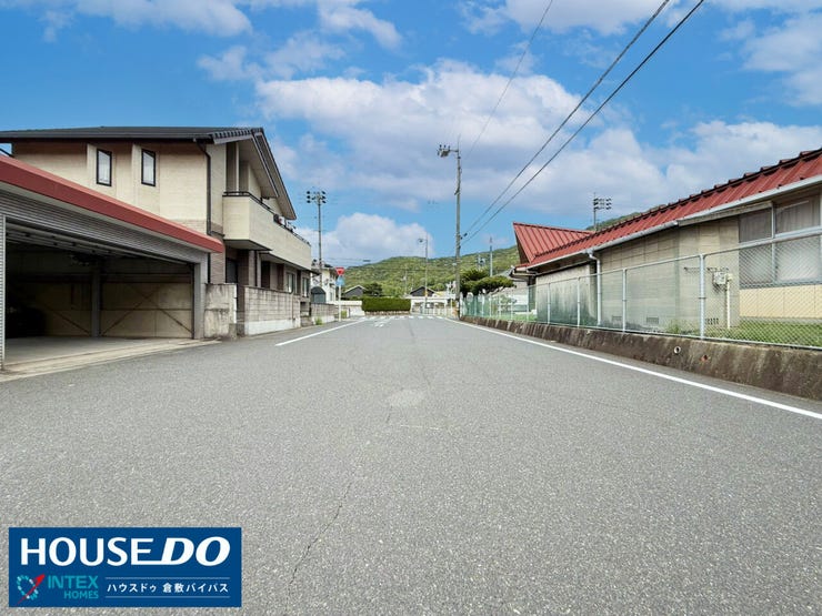 【子育てファミリーに嬉しい!通学・通園楽々な好立地♪】
前面道路はすっきり見通しが良く車の出し入れもスムーズ!幼稚園徒歩1分、小学校徒歩8分、中学校徒歩6分と、お子様の通学も安心な温かい住環境です!