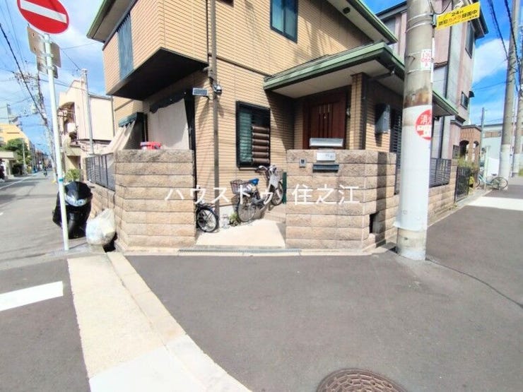 ★玄関には庇(屋根)がございますので雨の日もお荷物など濡れなくて済みます♪