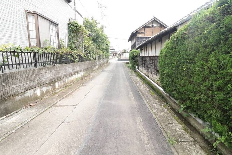 前面道路(西側)です。
車通りも少なく、お子様がいても安心できます。